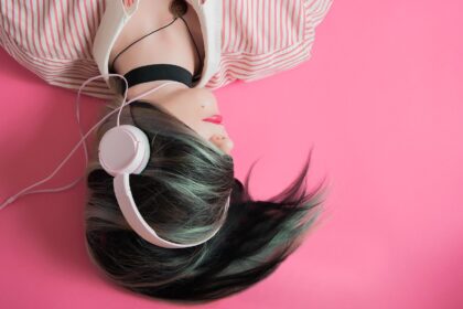 Girl Music Fashion Listen - whoalice-moore / Pixabay