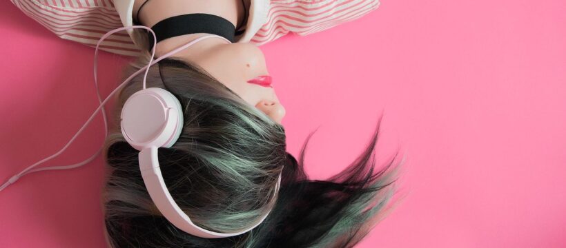 Girl Music Fashion Listen  - whoalice-moore / Pixabay